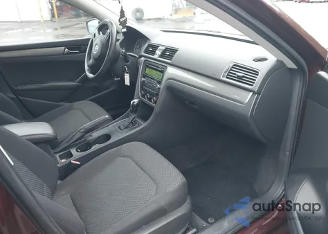 2013 Volkswagen Passat 2.5L S z USA, uszkodzony, nr VIN 1VWAP7A35DC067454